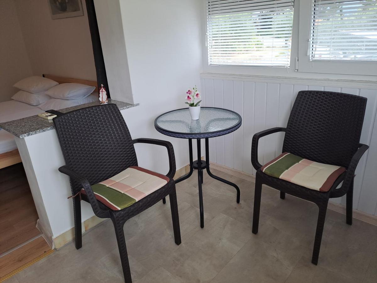 Studio Apartments Maslinik คิร์ก ภายนอก รูปภาพ