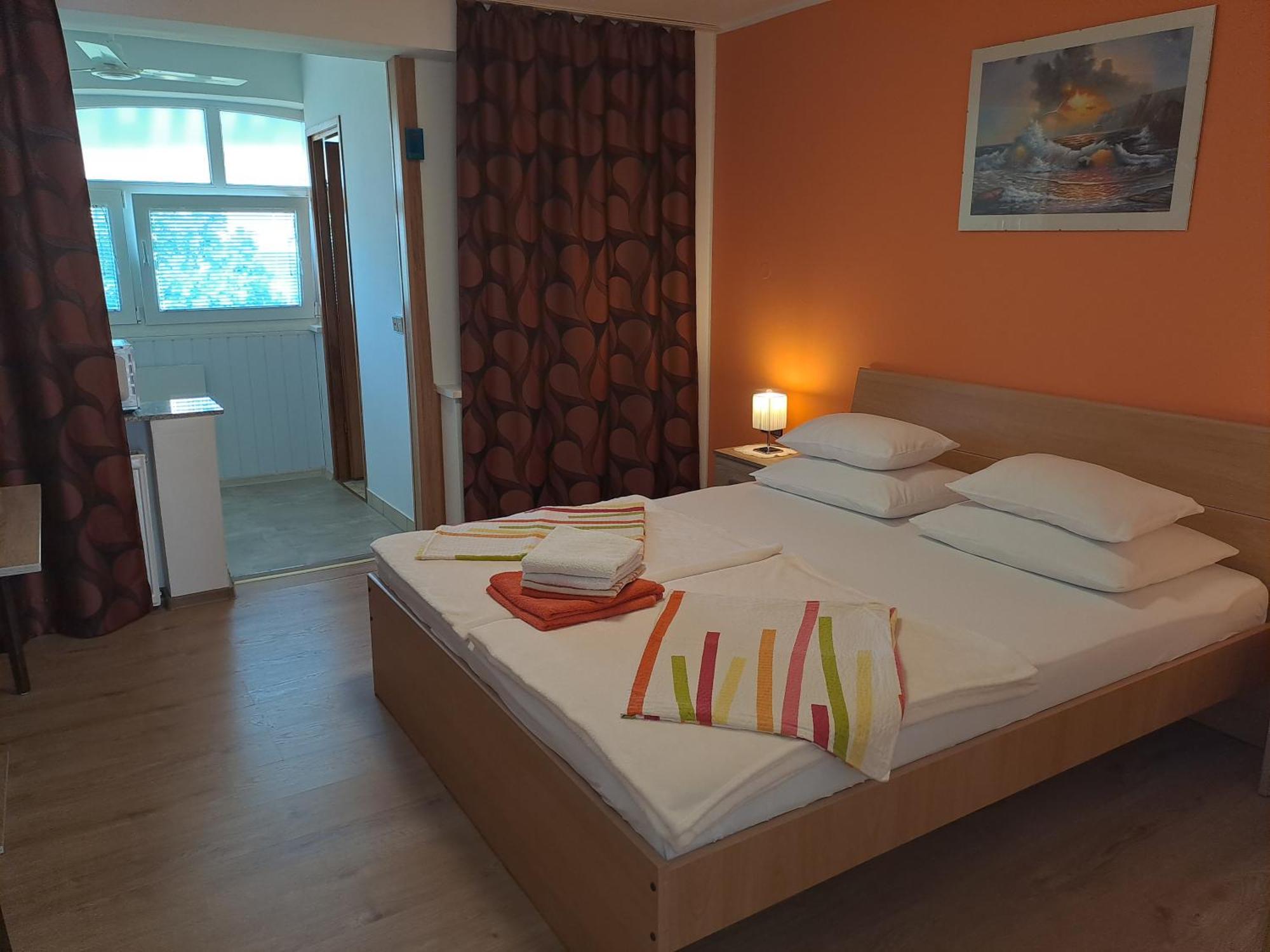 Studio Apartments Maslinik คิร์ก ภายนอก รูปภาพ